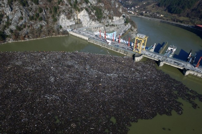 Na tone odpadkov je do reke Drine in jezera s seboj iz Srbije in Črne gore prinesla reka Lim.