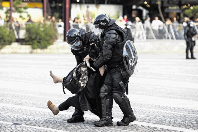 Policija je  junija brutalno  odstranila protestnike, ki so – sicer povsem mirno in v skladu z epidemiološkimi ukrepi –...