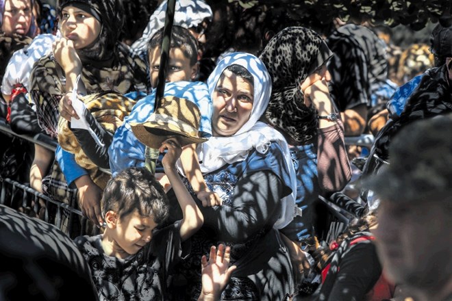 Bojan Velikonja se med drugim predstavlja s fotoreportažo o migracijah po zahodni balkanski poti, ki je bila v sklopu članka...