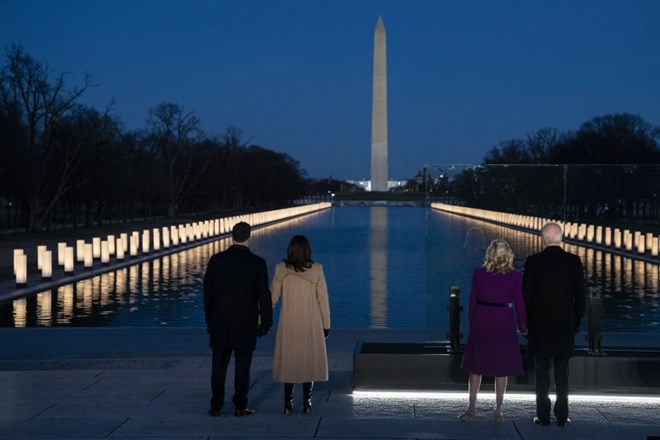 Skupaj z novoizvoljeno podpredsednico ZDA Kamalo Harris (in njunima partnerjema) je Biden odšel do Lincolnovega spomenika na...