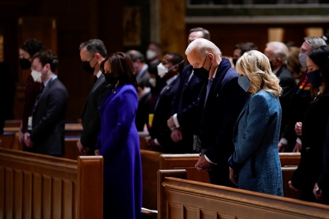 Bodoči predsednik Joe Biden s soprogo Jill pri maši v katedrali apostola Mateja v Washingtonu. Na levi strani fotografije je...