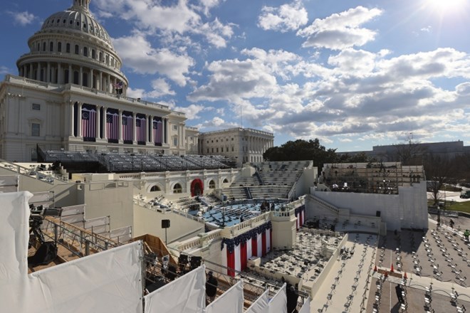 Povabljenci počasi prihajajo na Kapitol, kjer bo kot 46. predsednik ZDA že kmalu zaprisegel Joe Biden.