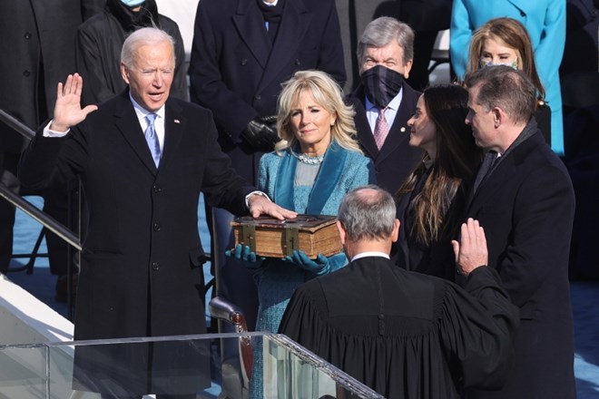 Joe Biden je na zahodni strani kongresne palače z roko na družinskem svetem pismu iz 19. stoletja, ki ga je držala nova prva...