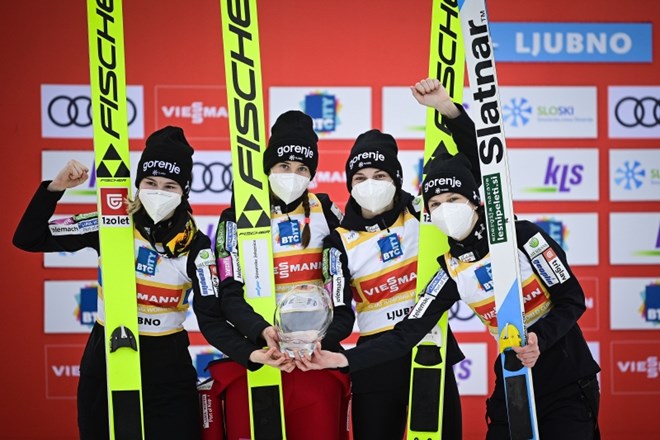 Ema Klinec, Špela Rogelj, Urša Bogataj in Nika Križnar so poskrbele za prvo žensko ekipno zmago v svetovnem pokalu.