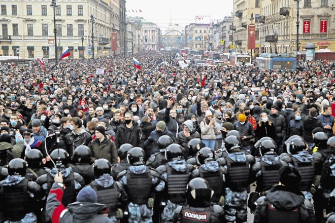 Putina slabijo množični protesti v podporo Navalnemu