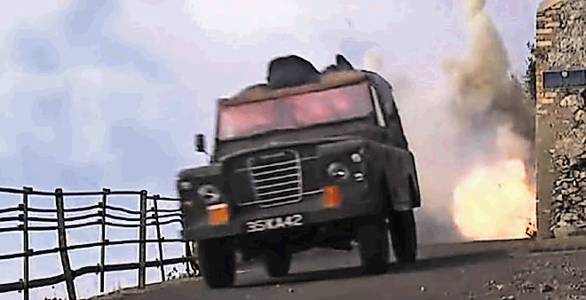 Uvodni kader filma Dih smrti z land roverjem v glavni vlogi so posneli na Gibraltarski skali, padec avtomobila v morje pa v...