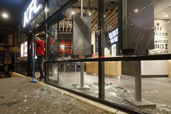 Izgredniki so razbili okna trgovine v Rotterdamu,