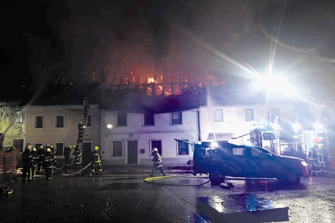 V mestnem jedru Višnje Gore v občini Ivančna Gorica je včeraj ob 17.41 zagorelo ostrešje stanovanjske hiše.