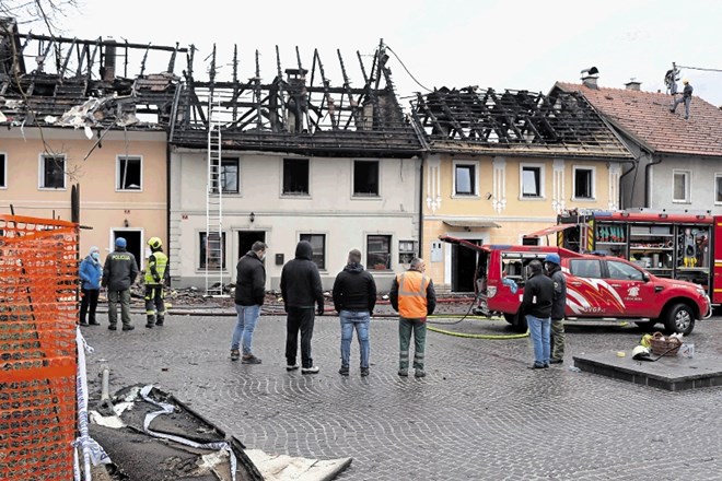 Šele jutro po neprespani noči je prebivalcem Višnje Gore pokazalo razsežnosti četrtkovega požara, ki so si ga zjutraj...