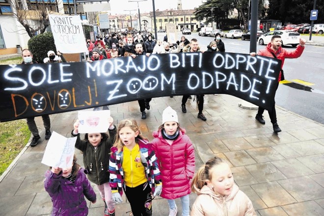 V Kopru se je zbralo več sto staršev in njihovih otrok ter drugih protestnikov.