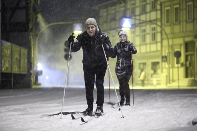 V Derenburgu na vzhodu Nemčije so nekateri sneg izrabili za jutranjo rekreacijo.