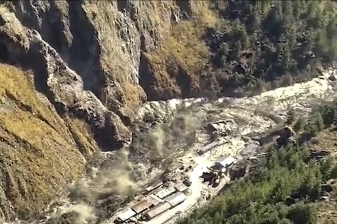 #foto #video S pobočja Himalaje se je odlomil del ledenika, umrlo do 150 ljudi
