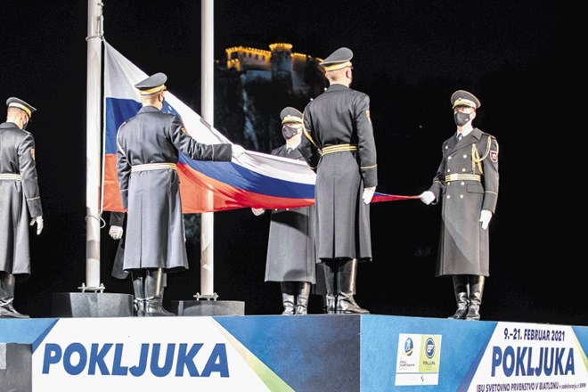 Garda Slovenske vojske je na Bledu pospremila dvig slovenske zastave ob začetku 52. svetovnega prvenstva v biatlonu.