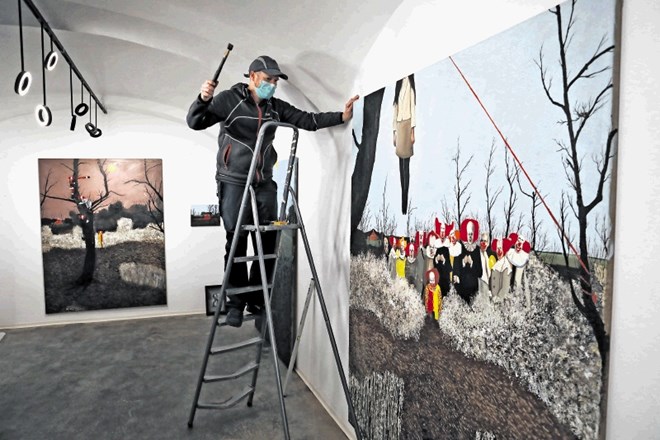 Slikar Matej Čepin v Galeriji Exarte v Židovski ulici v Ljubljani pri postavljanju svoje izložbene razstave Klovnonanija