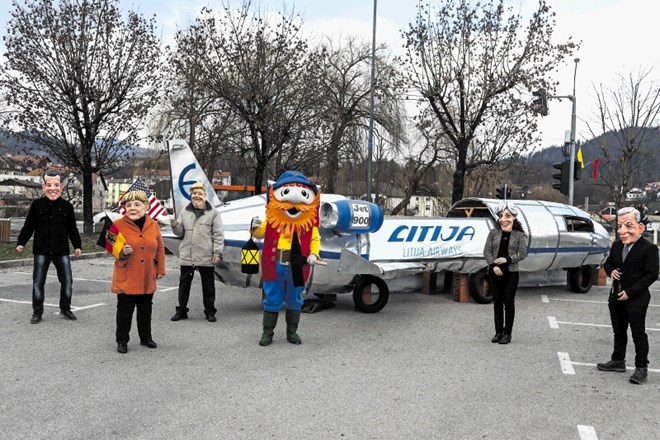 Litijsk0 letalo bo letos prizemljeno in je danes na ogled pred občinsko stavbo.