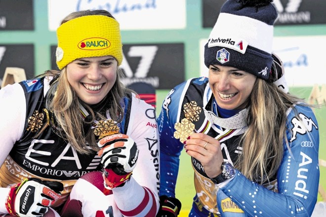 Avstrijka Katharina Liensberger (levo) je naknadno skupaj z Marto Bassino postala svetovna prvakinja v paralelnem...