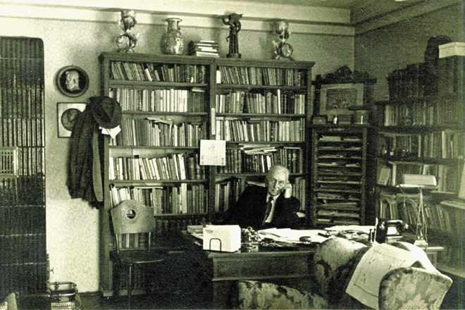 F. S. Finžgar v svojem domu za pisalno mizo