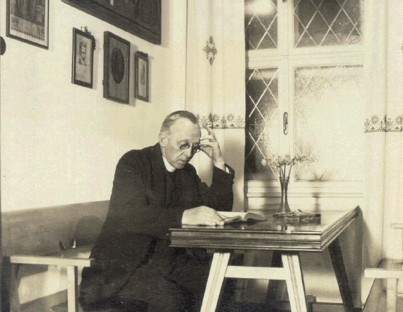 F. S. Finžgar v Plečnikovem interjerju v hiši na Pleteršnikovi okoli leta 1933. Duhovnik in arhitekt sta bila več kot 30 let...