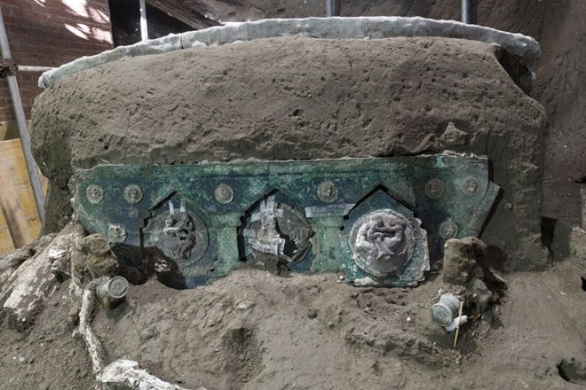 V Pompejih odkrili odlično ohranjeno kočijo z erotičnimi motivi