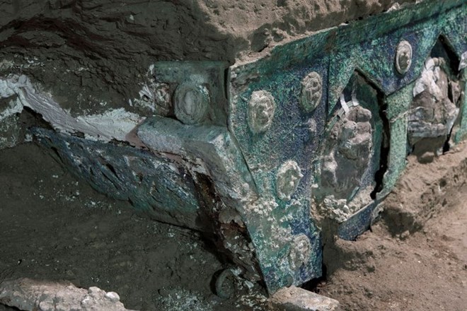 V Pompejih odkrili odlično ohranjeno kočijo z erotičnimi motivi