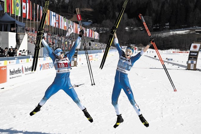 Anamarija Lampič in Eva Urevc sta se veselili bronaste kolajne na svetovnem prvenstvu.