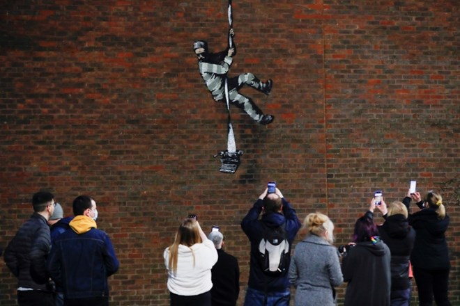 #foto Na obzidju zapora v Readingu najverjetneje Banksyjev pobegli zapornik 
