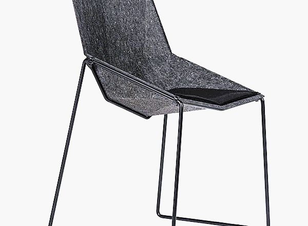 V studiu Primož Jezaza Donar je nastal studio stol nico less, preprost, a edinstven, narejen iz recikliranega filca, kovine...