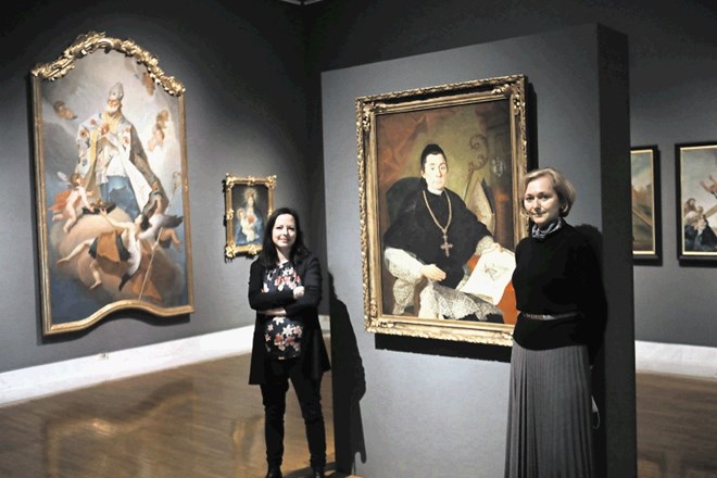 Kustosinja Katra Meke (levo) in direktorica Narodne galerije Barbara Jaki stojita ob Bergantovem portretu kostanjeviškega...