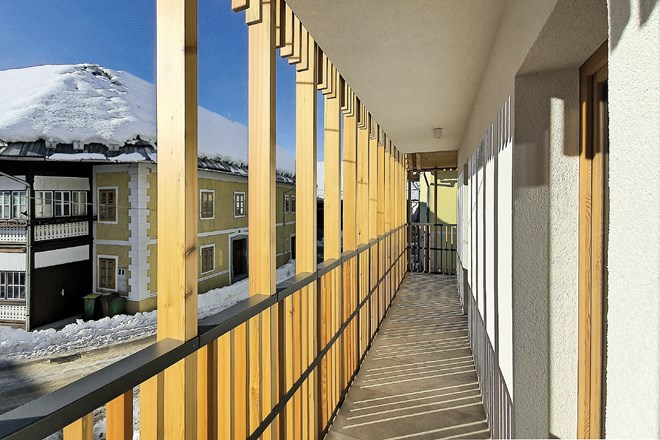 Igra senc, ki jih rišejo letvice lesene fasade.