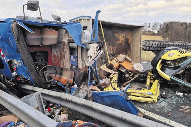 Huda nesreča tovornjakov in kombija na pomurski avtocesti