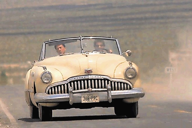 Filmska brata Wayne in Charlie Babbitt (Dustin Hoffman in Tom Cruise) v buicku roadmasterju letnik 1949 v filmu Deževni...