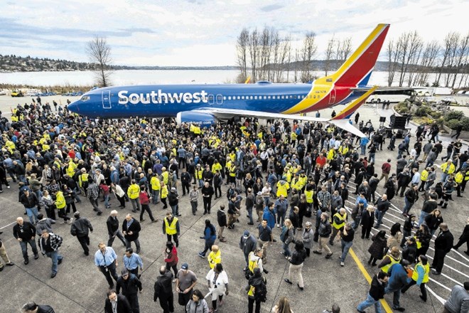 Desettisoči  boeing 737 (levo) je last družbe Southwest, ki ima v floti izključno ta letala. Desno je notranjost...