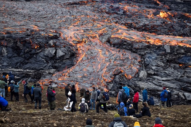 Izbruh vulkana si želijo ogledati številni radovedneži.