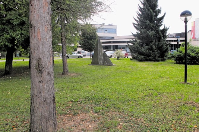 Park pred Kulturnim centrom Janeza Trdine