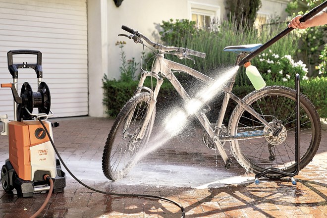 Čiščenje spomladansko blatnih koles z visokotlačnim čistilnikom je priložnost, da si naš podmladek zasluži žepnino…