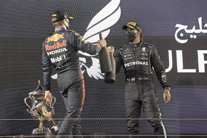 Max Verstappen (levo) in Lewis Hamilton sta uprizorila zanimiv dvoboj za zmago, ki se je je na koncu veselil Britanec....