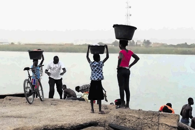 Senegalski prebivalci pri vsakodnevnih opravilih