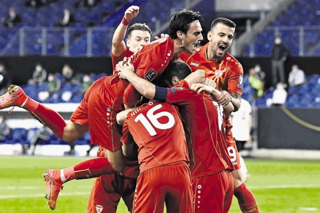 Takole so se nogometaši Severne Makedonije veselili največje zmage reprezentance do zdaj, ko so v Duisburgu z 2:1 na kolena...