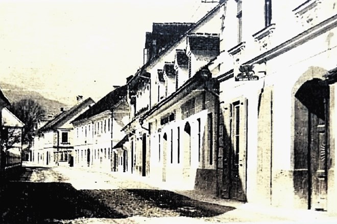 Pogled na Graben proti severu. Na hiši na desni strani, kjer se vidi izvesek Pekarna, je bila pekarna Perne.