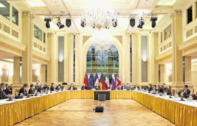 Predstavniki Evropske unije (na levi strani) in Irana (na desni) začenjajo pogovore z upanjem na oživitev jedrskega...
