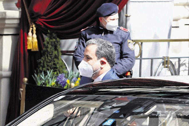 Namestnik iranskega zunanjega ministra Abas Aragči prihaja na pogovore v dunajskem Grand hotelu.