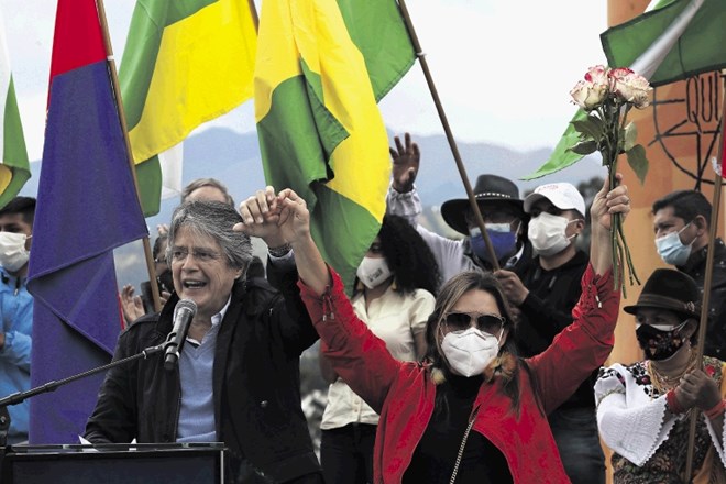 Konservativni ekvadorski predsedniški kandidat Guillermo Lasso s soprogo na shodu v mestu Cayambe.