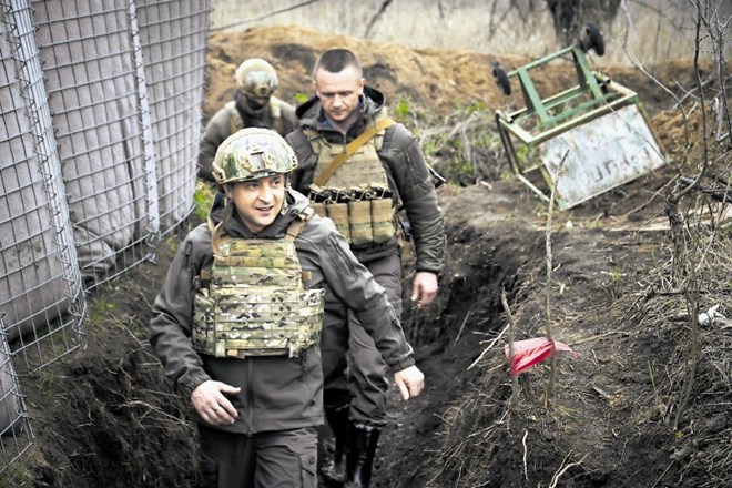 Med zaostrovanjem z Rusijo je ukrajinski predsednik Zelenski pred dnevi obiskal fronto v Donbasu.