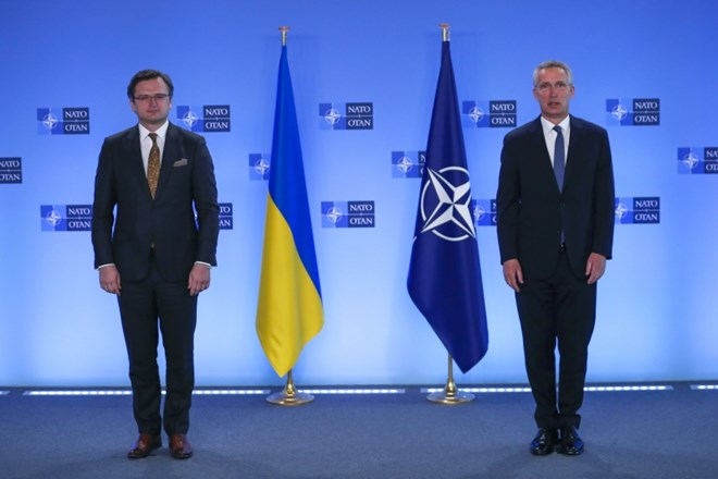 Generalni sekretar zveze Nato Jens Stoltenberg (desno) in ukrajinski zunanji minister Dmitrij Kuleba