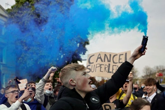 Protest navijačev proti superligi pred stadionom Stamford Bridge