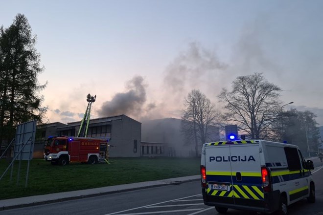 #foto  Na OŠ Franceta Prešerna v Kranju zaradi požara pouk na daljavo
