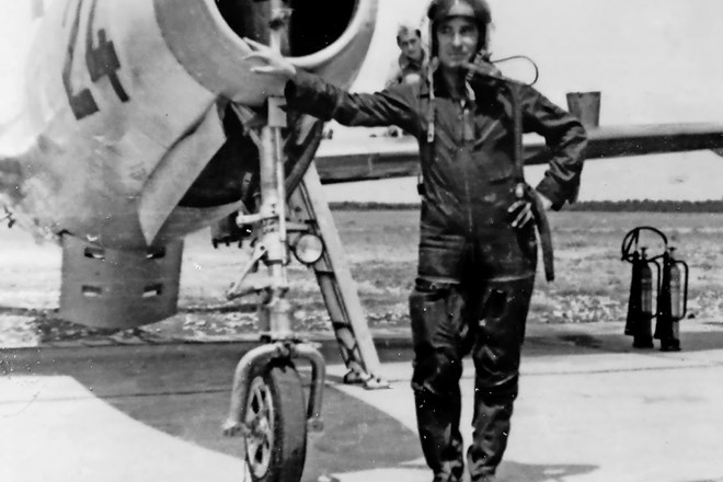 Albin Pibernik ob  P47 thunderboltu, ki ga je pilotiral na začetku svoje letalske kariere.