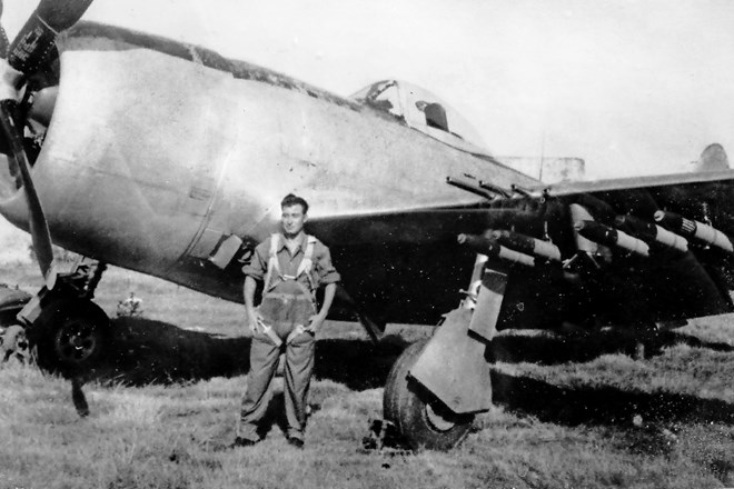 Pibernik ob lovskem bombniku thunderjet leta 1953