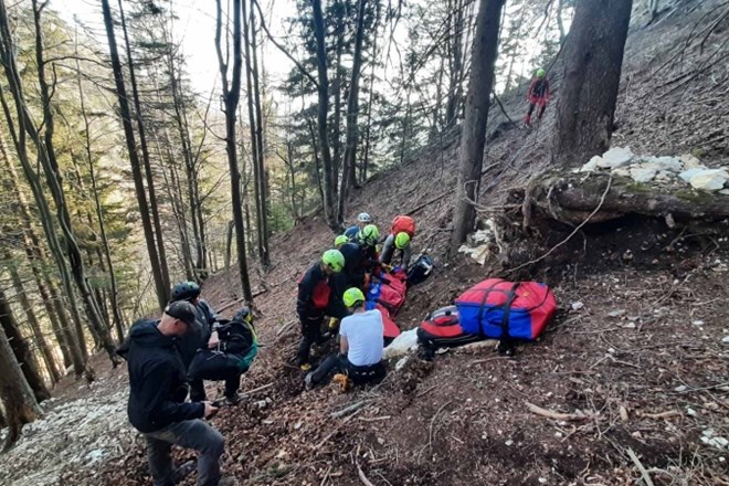 Gorski reševalci so priskočili na pomoč strmoglavljenemu padalcu.