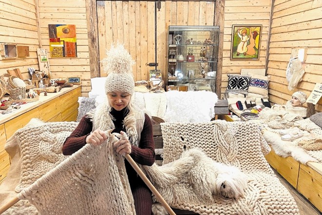 V Beli krajini ohranjajo tradicijo predelave volne in izdelave volnenih izdelkov. Na fotografiji je Tončka Jankovič v...